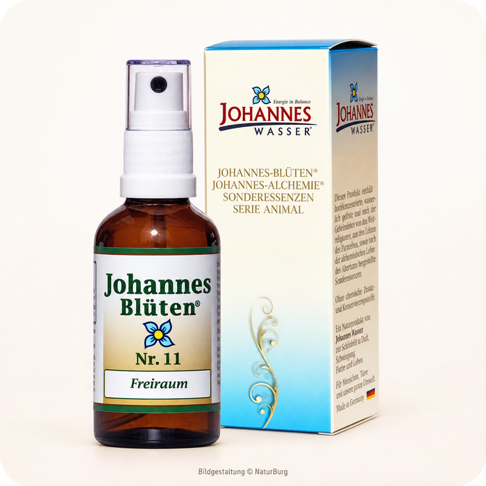 Johannes-Blüte Nr. 11 Freiraum Blütenessenz als braune Glasflasche mit weißem Sprühaufsatz und Verpackungskarton, Flasche vorne links und Karton dahinter rechts auf hellem cremefarbenem Hintergrund, mit Bildgestaltung © NaturBurg.